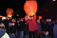 Yssingeaux : un ciel étoilé de lanternes multicolores avant le feu d&#039;artifice