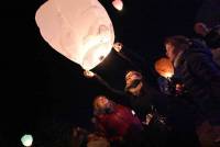 Yssingeaux : un ciel étoilé de lanternes multicolores avant le feu d&#039;artifice