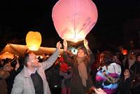 Yssingeaux : un ciel étoilé de lanternes multicolores avant le feu d&#039;artifice