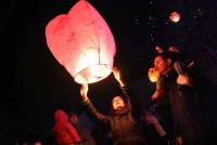 Yssingeaux : un ciel étoilé de lanternes multicolores avant le feu d&#039;artifice