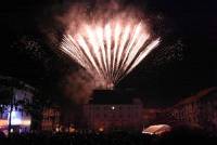 Yssingeaux : un ciel étoilé de lanternes multicolores avant le feu d&#039;artifice