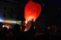 Yssingeaux : un ciel étoilé de lanternes multicolores avant le feu d&#039;artifice