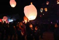 Yssingeaux : un ciel étoilé de lanternes multicolores avant le feu d&#039;artifice