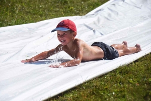 Beaux : trente enfants profitent d&#039;un après-midi de jeux pendant la vogue