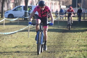 Brives-Charensac : Cédric Sagnol s&#039;offre le cyclo-cross des rives de la Loire