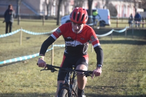 Brives-Charensac : Cédric Sagnol s&#039;offre le cyclo-cross des rives de la Loire