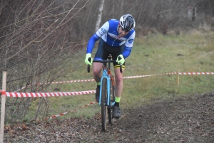 Brives-Charensac : Cédric Sagnol s&#039;offre le cyclo-cross des rives de la Loire