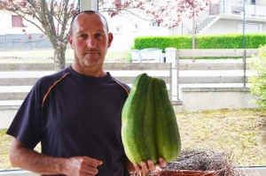 Beauzac : une courgette de 3,780 kg dans le potager du Foyer Bon Secours