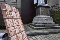 Des plaques réalisées par des écoliers devant le monument aux Morts