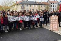 Des plaques réalisées par des écoliers devant le monument aux Morts