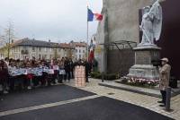 Des plaques réalisées par des écoliers devant le monument aux Morts