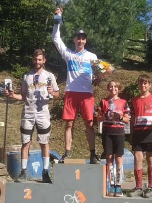 Deux élèves prennent la place de l&#039;entraîneur sur le podium