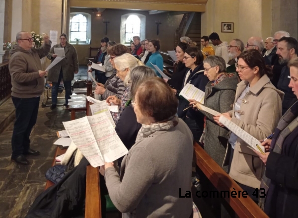 Lors d’une des répétitions du chœur éphémère, sous la direction d’Emmanuel Magat.||