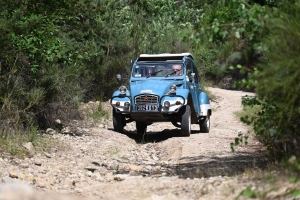 Ces 2CV montent les chemins aussi bien que les 4x4 modernes (vidéo)