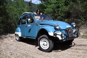 Ces 2CV montent les chemins aussi bien que les 4x4 modernes (vidéo)