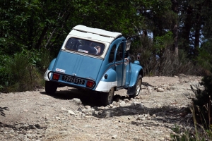 Ces 2CV montent les chemins aussi bien que les 4x4 modernes (vidéo)