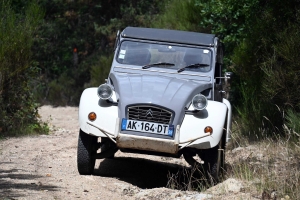 Ces 2CV montent les chemins aussi bien que les 4x4 modernes (vidéo)