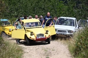 Ces 2CV montent les chemins aussi bien que les 4x4 modernes (vidéo)