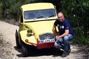 Ces 2CV montent les chemins aussi bien que les 4x4 modernes (vidéo)