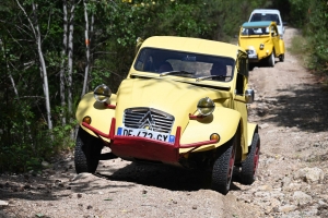 Ces 2CV montent les chemins aussi bien que les 4x4 modernes (vidéo)