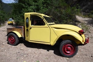 Ces 2CV montent les chemins aussi bien que les 4x4 modernes (vidéo)