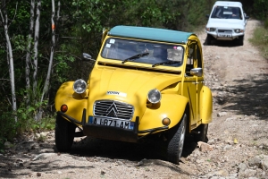 Ces 2CV montent les chemins aussi bien que les 4x4 modernes (vidéo)