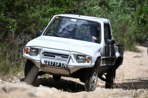 Ces 2CV montent les chemins aussi bien que les 4x4 modernes (vidéo)