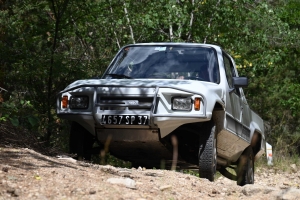 Ces 2CV montent les chemins aussi bien que les 4x4 modernes (vidéo)