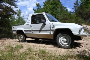 Ces 2CV montent les chemins aussi bien que les 4x4 modernes (vidéo)