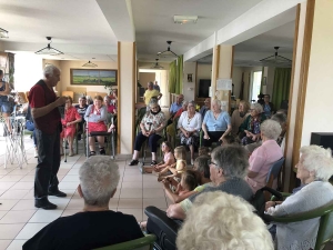 Saint-Maurice-de-Lignon : les personnes âgées profitent d&#039;un pique-nique et un spectacle de magie