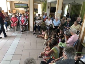 Saint-Maurice-de-Lignon : les personnes âgées profitent d&#039;un pique-nique et un spectacle de magie