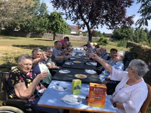 Saint-Maurice-de-Lignon : les personnes âgées profitent d&#039;un pique-nique et un spectacle de magie