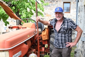 Un dimanche en balade dans le Meygal... sur leurs tracteurs