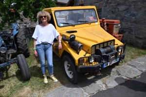 Un dimanche en balade dans le Meygal... sur leurs tracteurs