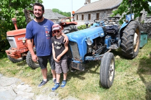 Un dimanche en balade dans le Meygal... sur leurs tracteurs