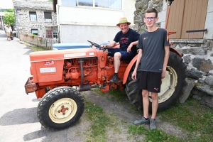 Un dimanche en balade dans le Meygal... sur leurs tracteurs