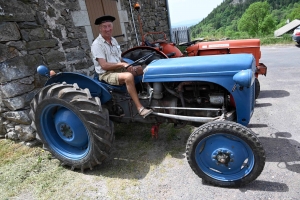 Un dimanche en balade dans le Meygal... sur leurs tracteurs