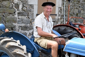 Un dimanche en balade dans le Meygal... sur leurs tracteurs