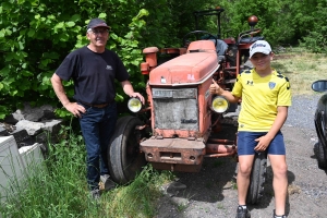 Un dimanche en balade dans le Meygal... sur leurs tracteurs