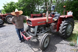 Un dimanche en balade dans le Meygal... sur leurs tracteurs