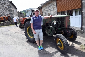 Un dimanche en balade dans le Meygal... sur leurs tracteurs