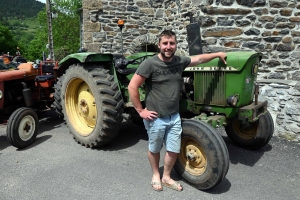 Un dimanche en balade dans le Meygal... sur leurs tracteurs