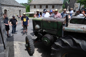 Un dimanche en balade dans le Meygal... sur leurs tracteurs