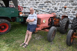 Un dimanche en balade dans le Meygal... sur leurs tracteurs