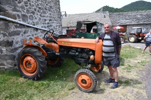 Un dimanche en balade dans le Meygal... sur leurs tracteurs