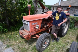 Un dimanche en balade dans le Meygal... sur leurs tracteurs