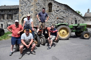 Un dimanche en balade dans le Meygal... sur leurs tracteurs