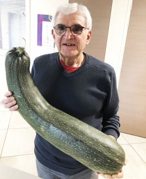 Insolite : il récolte une courgette de 8 kg à Saint-Maurice-de-Lignon