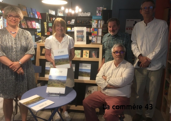 Sandrine Gerosa (à gauche) la libraire accueillait les auteurs||