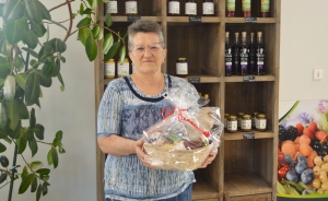 Saint-Jeures : elle gagne un panier garni au magasin du GIE des fruits rouges